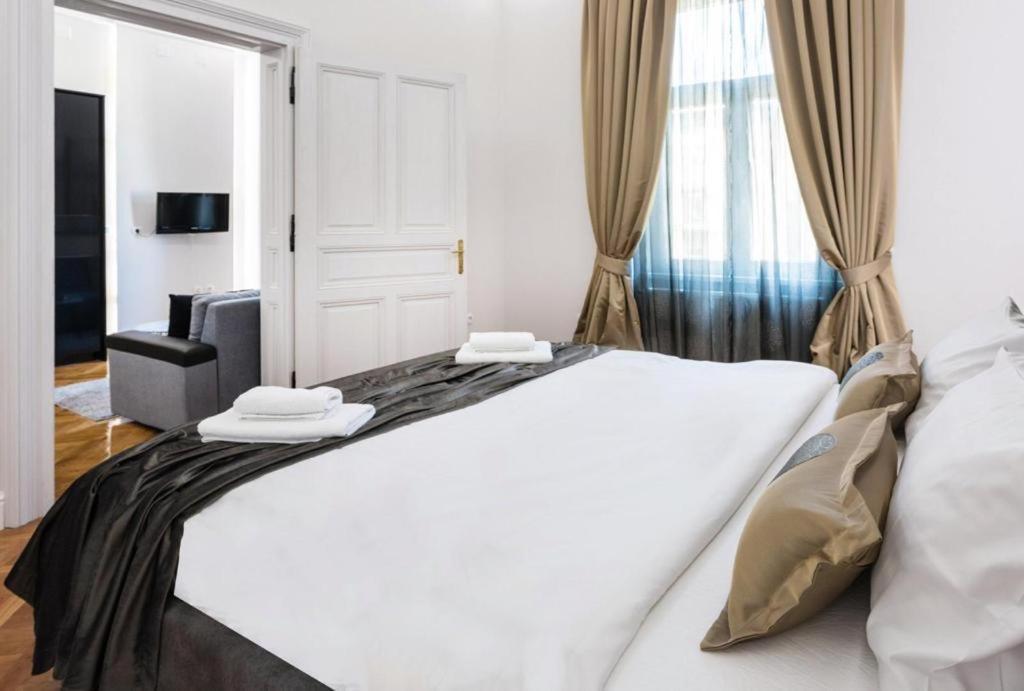 Lux Center With Private Parking Apartment Zagreb